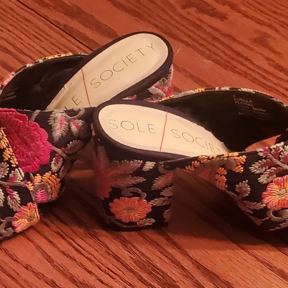 Sole Society Tapestry Slides Size 8 - Picture 4 of 7